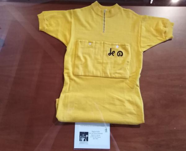 la maglia del Tour donata da Felice Gimondi al Santuario della Cornabusa